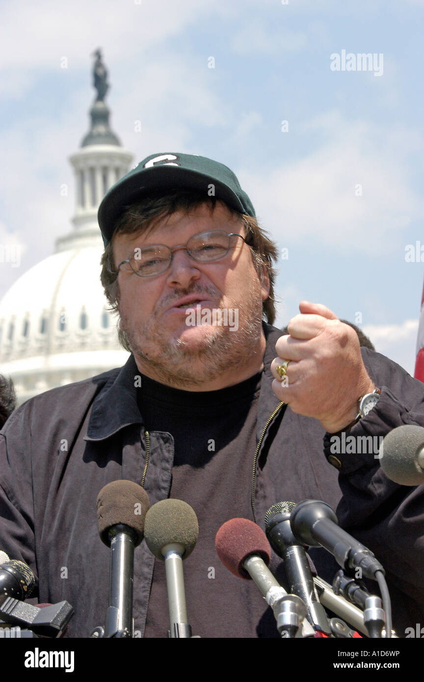 Regista Michael Moore parla durante una conferenza stampa in Campidoglio di Washington. Foto Stock