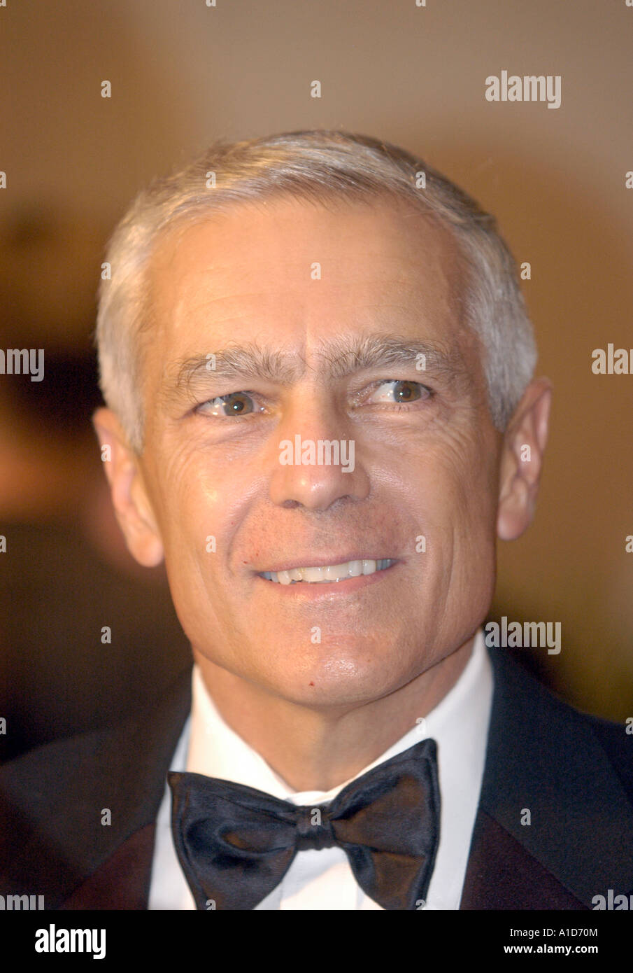 Il generale Wesley Clark parla con i supporti prima che il TV e Radio corrispondenti per la cena. Foto Stock