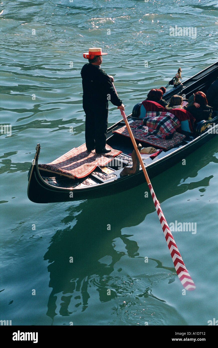 Gondoliere con colorate sterzo oar gondola sul Canal Grande Venezia Foto Stock