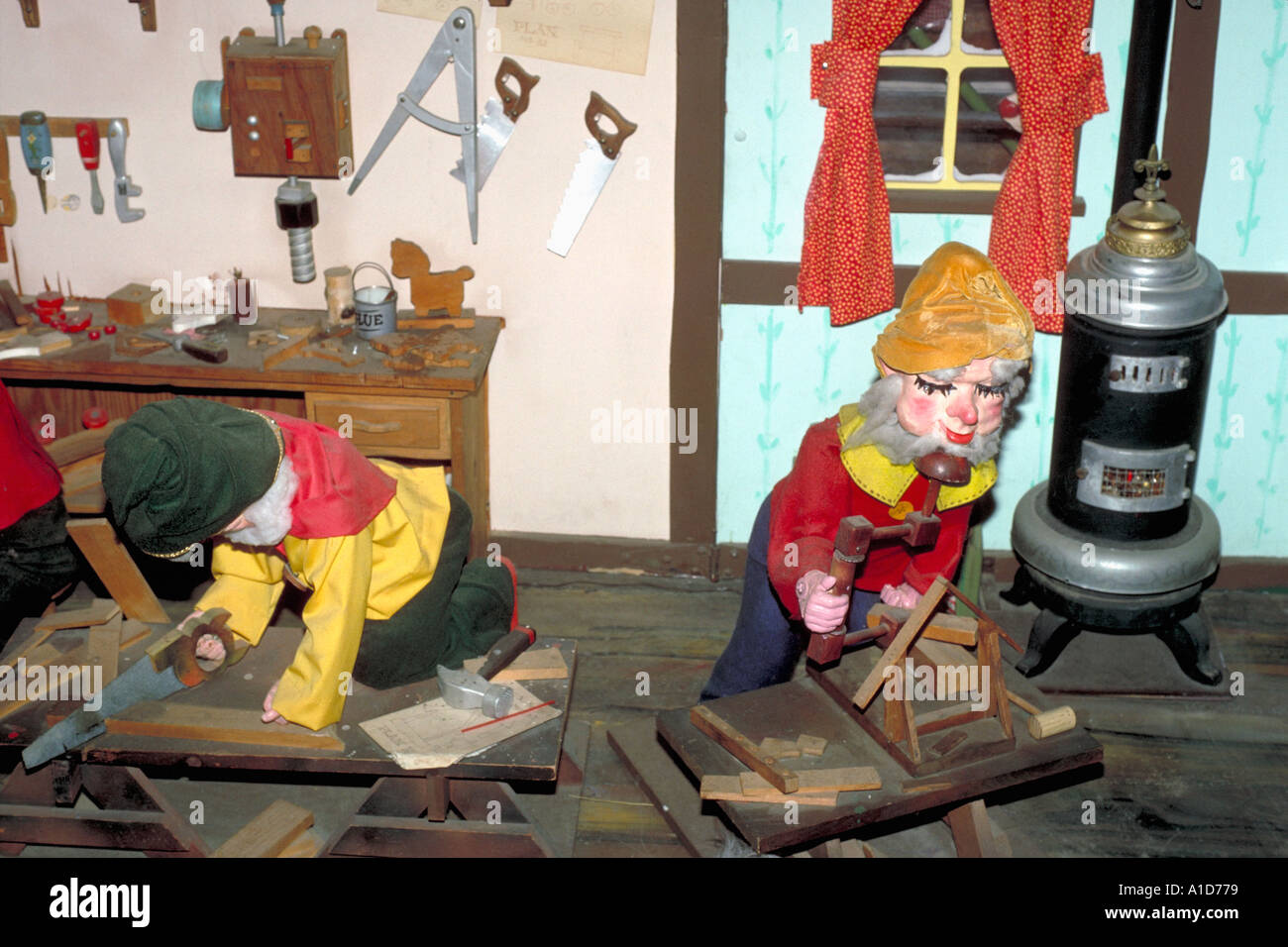 Gli elfi al lavoro in Santa s workshop Foto Stock
