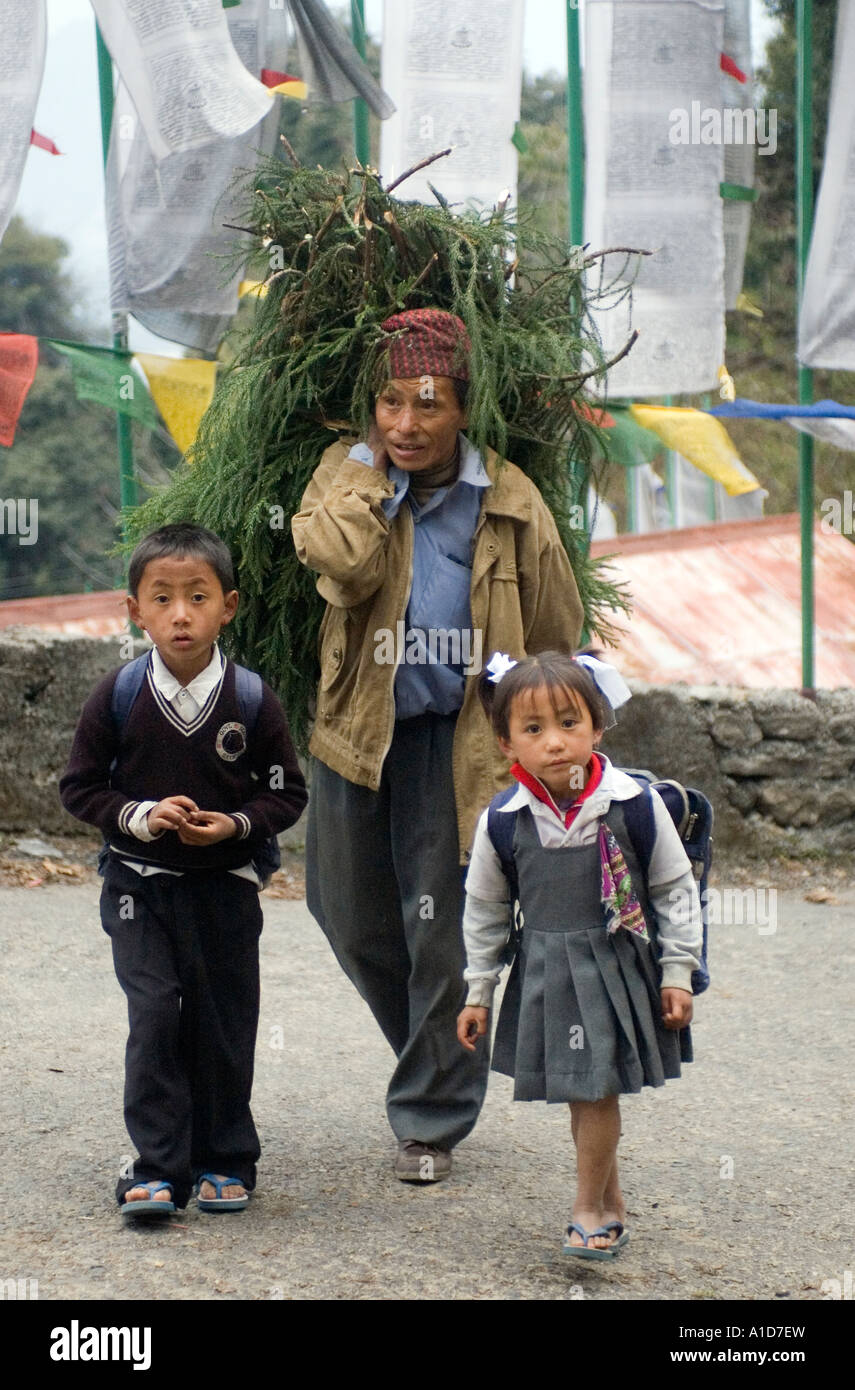 Un uomo e bambini camminano per la strada di ortografia Sikkim India. Foto Stock