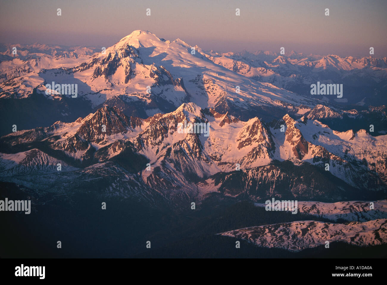 Vista aerea di 10 777 ft Mount Baker e il robusto North Cascade Mountain Range vicino al tramonto dello Stato di Washington STATI UNITI D'AMERICA Foto Stock