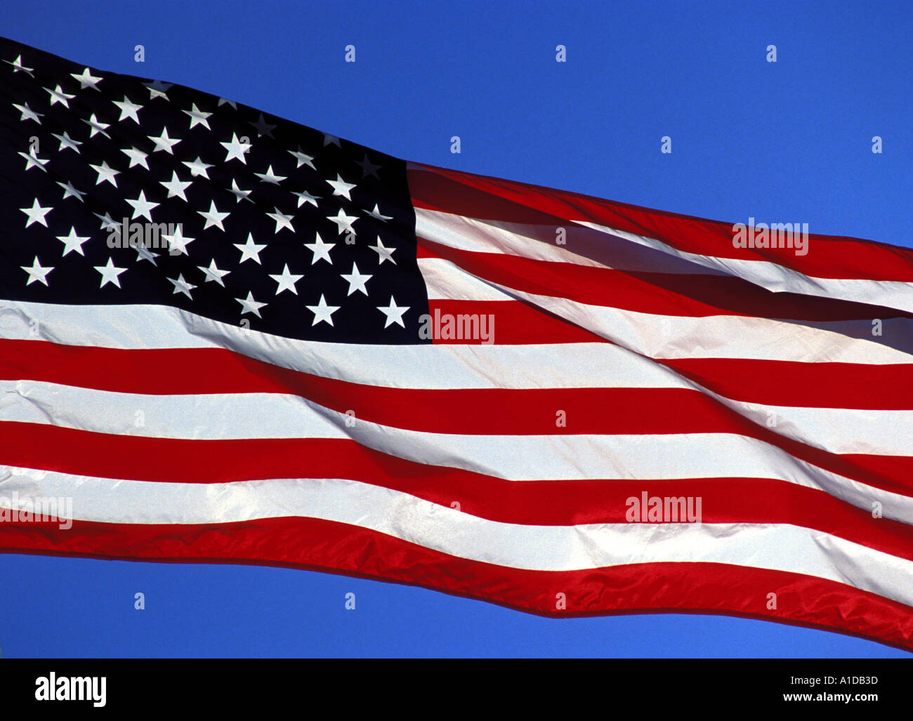 Bandiera degli Stati Uniti, stelle e strisce contro un cielo blu Foto Stock