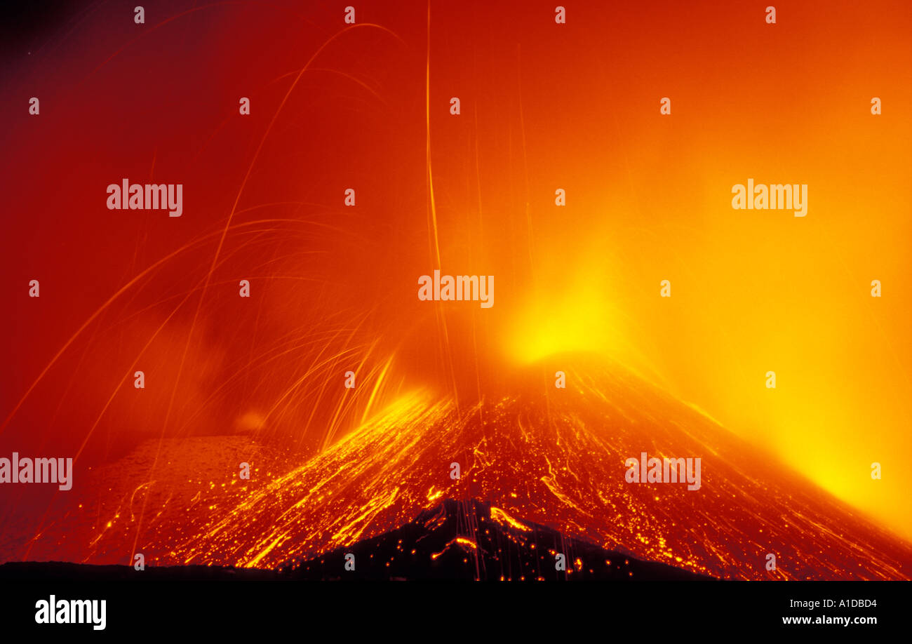Una violenta eruzione stromboliana del vulcano Etna Italia Foto Stock