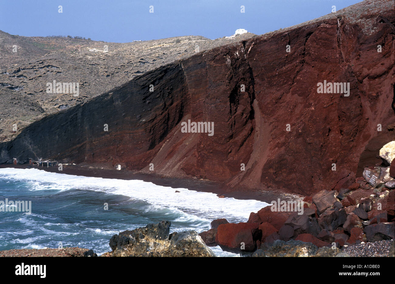 La spiaggia rossa di Santorini Grecia Foto Stock