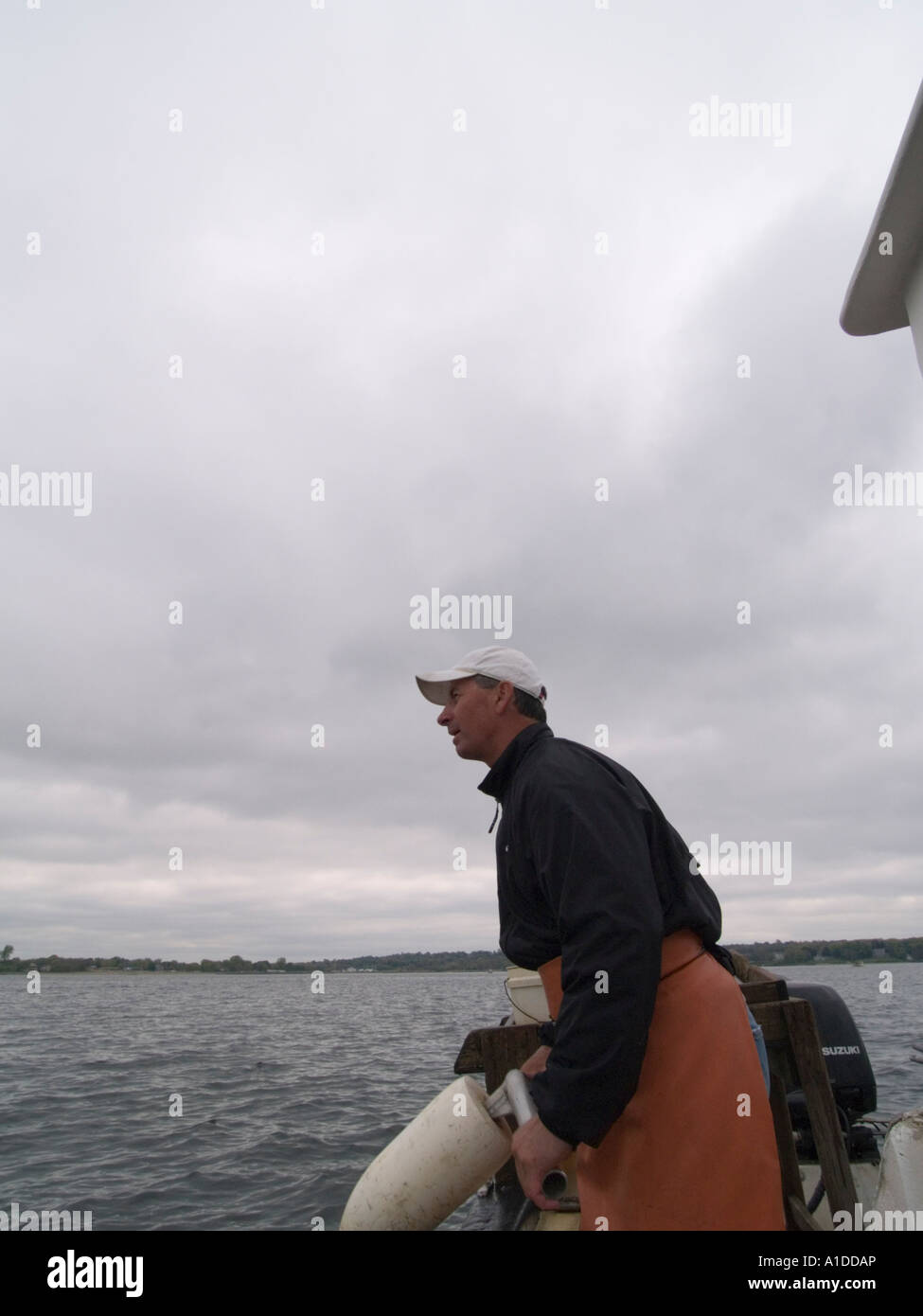 R I Quahogger (shell pescatore) John Jackie Bannon opere su Narragansett Bay Foto Stock