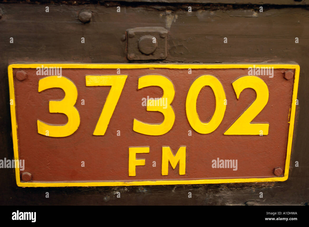 Primo piano della targa vintage su Steam Locomotive FMA 37302, con cifre gialle 37302 e FM su sfondo marrone. Foto Stock