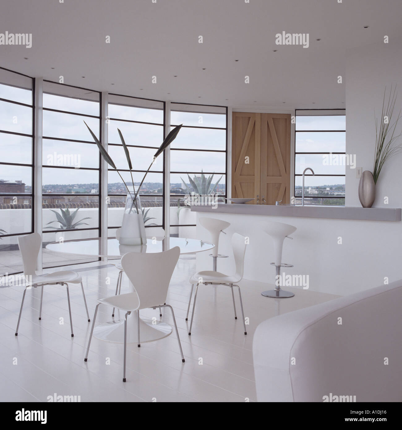 Area da pranzo con mobili moderni in bianco rotondo penthouse a Londra Foto Stock