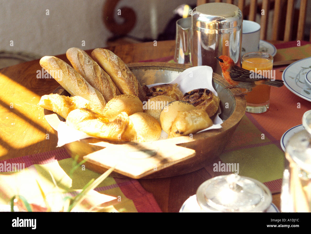 Cestino di pane fresco su un hotel tavolo per la colazione Foto stock -  Alamy