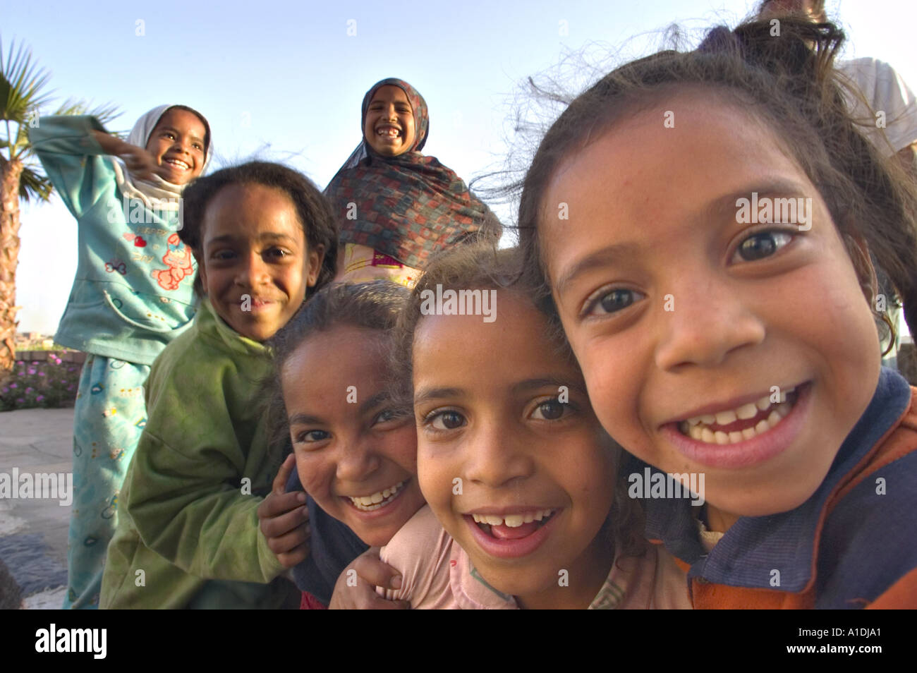 Bambini locali alla moschea di Aswan Egitto Foto Stock