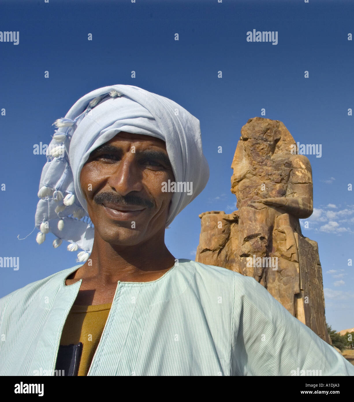 Guida locale a colossi di Menmon Luxor Egitto Foto Stock