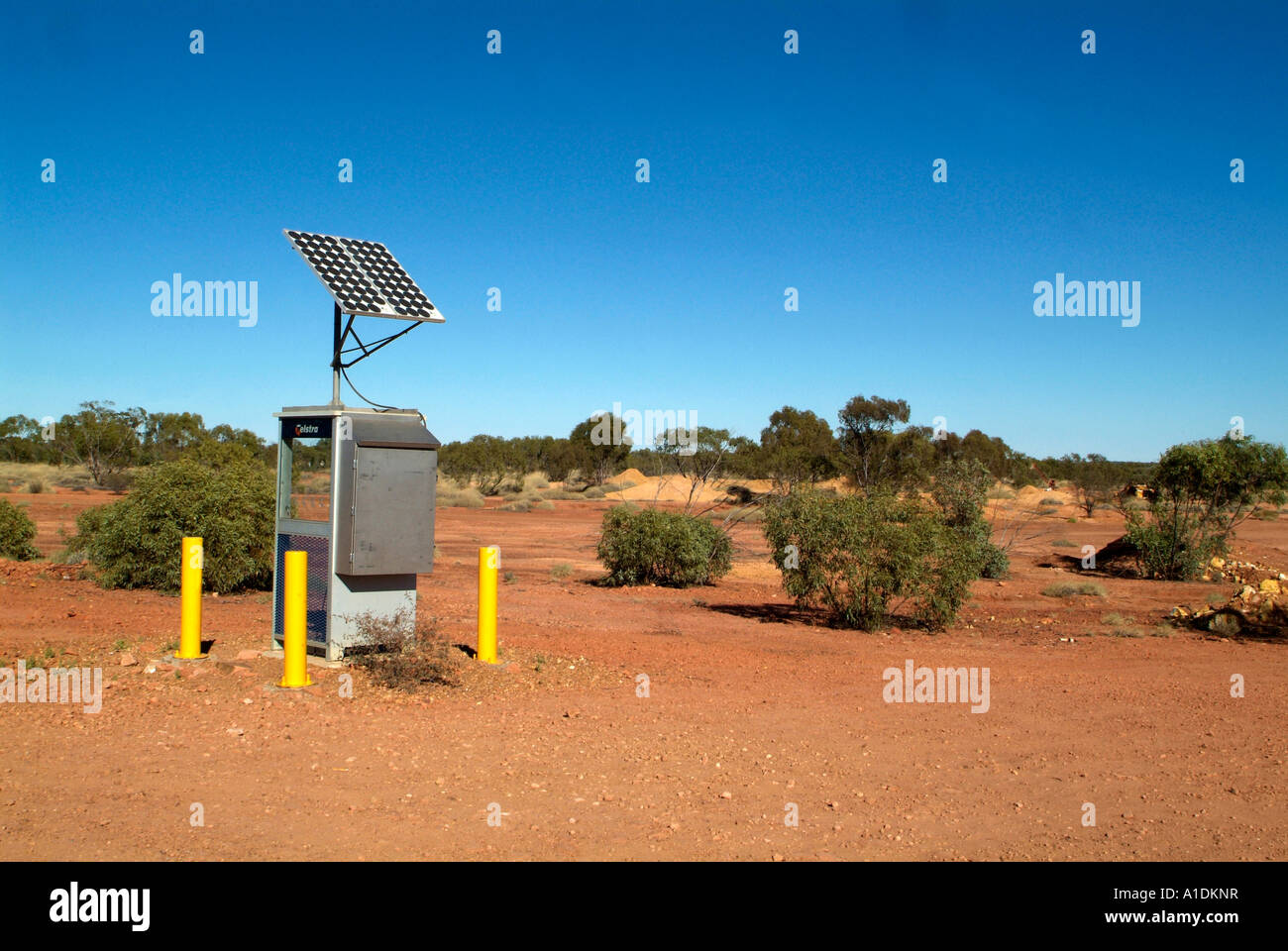 Un solare telefono pubblico a Opalton outback Queensland Western Australia Popolazione La popolazione è di circa 20 foto da Bruce Miller Foto Stock