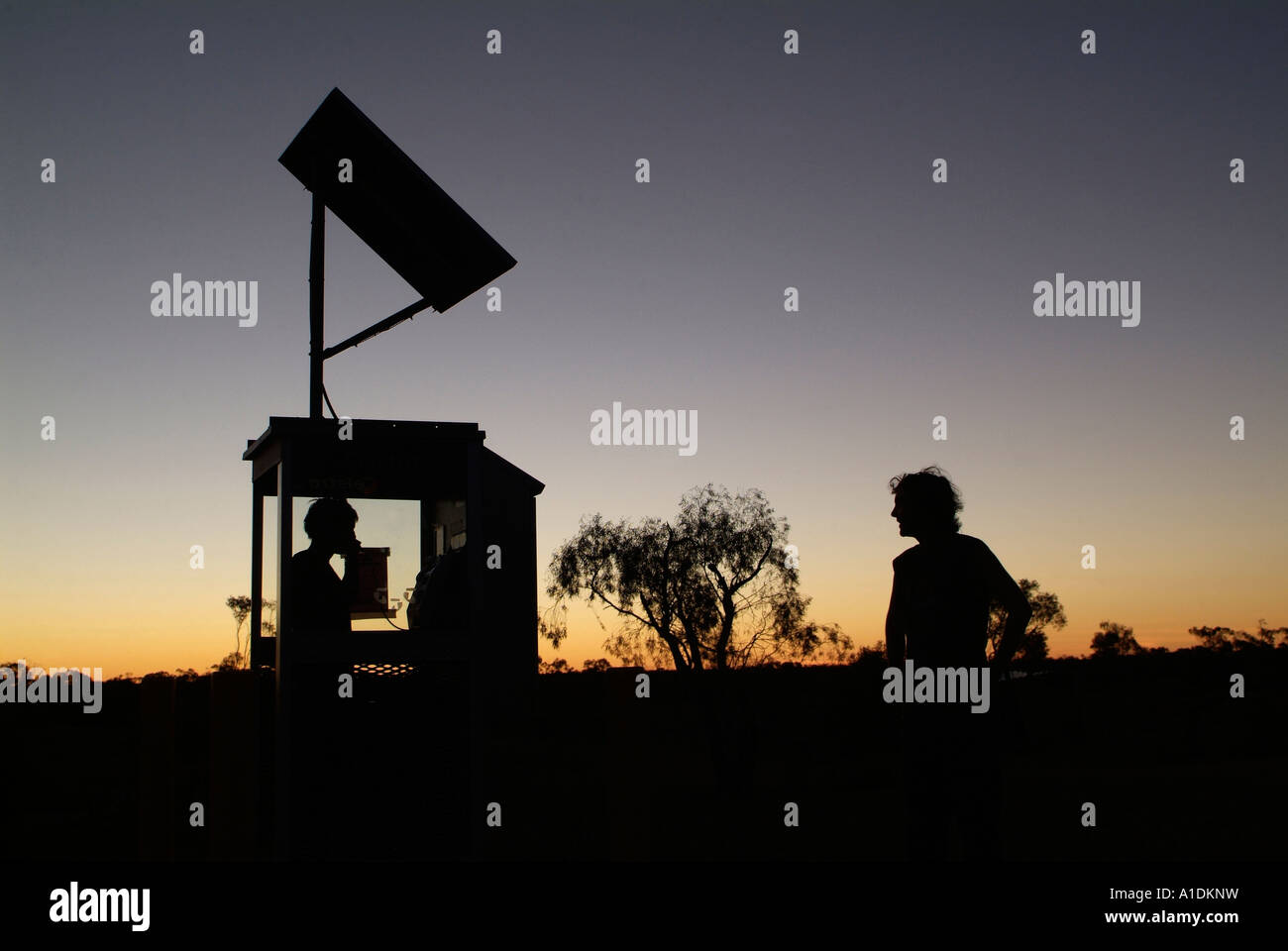 Un solare telefono pubblico a Opalton outback Queensland Western Australia Popolazione La popolazione è di circa 20 foto da Bruce Miller Foto Stock