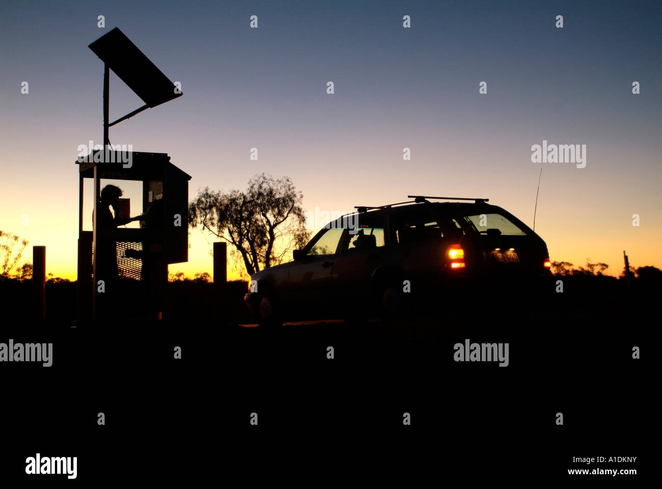 Un solare telefono pubblico a Opalton, outback western Queensland Australia Popolazione La popolazione è di circa 20 foto da Bruce Miller Foto Stock