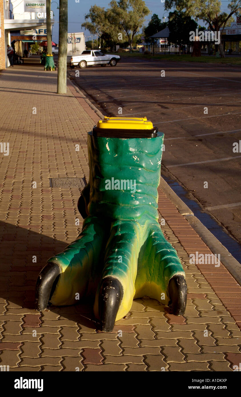 Uno scherzo piede di dinosauro bidone della spazzatura a Winton Queensland Australia foto da Bruce Miller Foto Stock