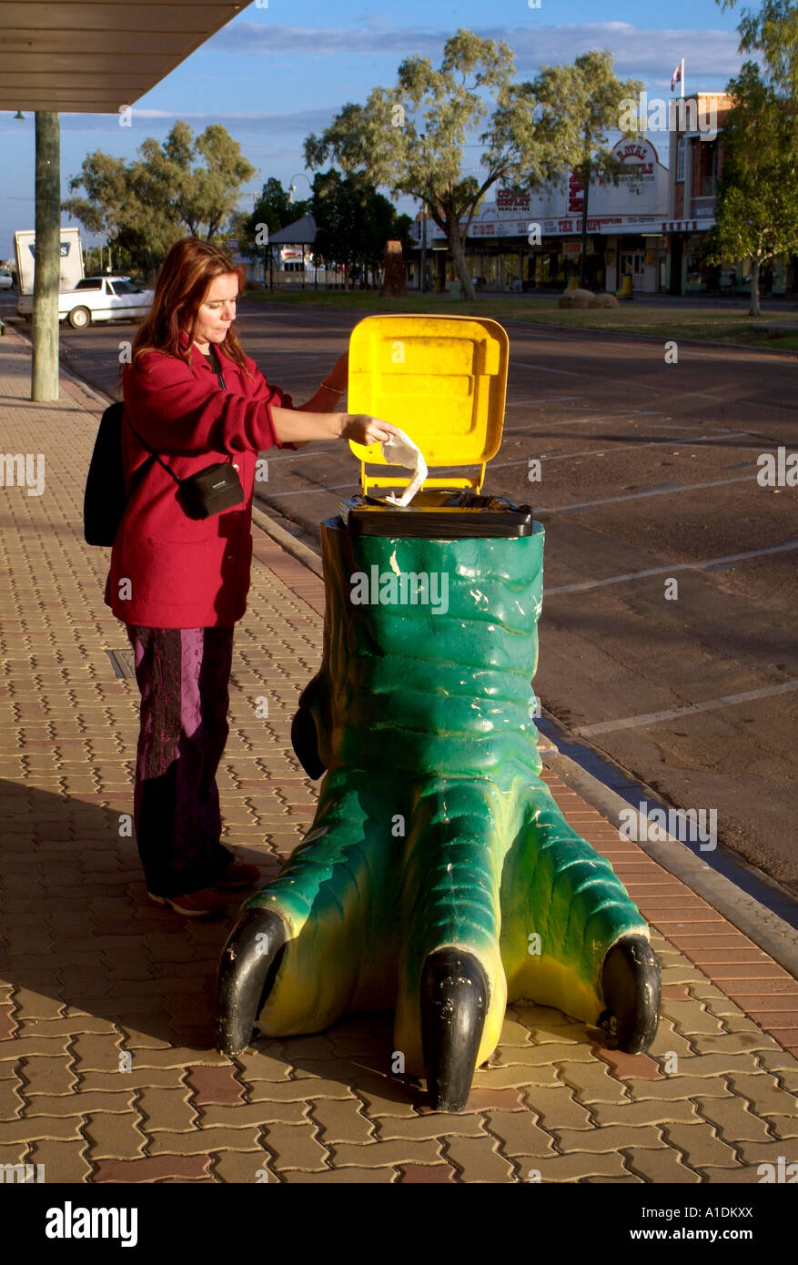 Uno scherzo piede di dinosauro bidone della spazzatura a Winton Queensland Australia ,foto da Bruce Miller Foto Stock