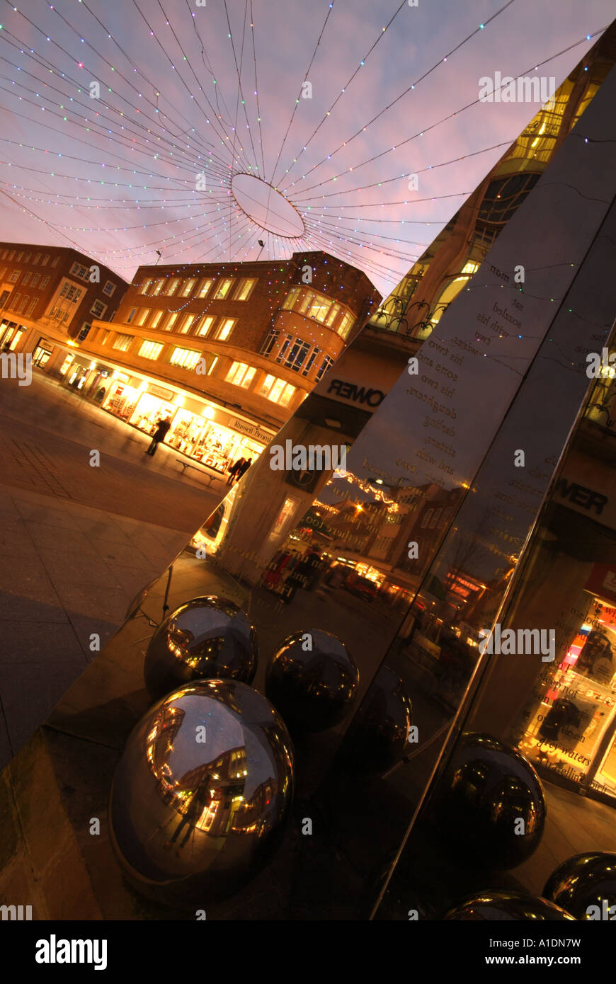 High Street riddle statua e Princesshay entrata a Natale Exeter Devon Regno Unito Foto Stock