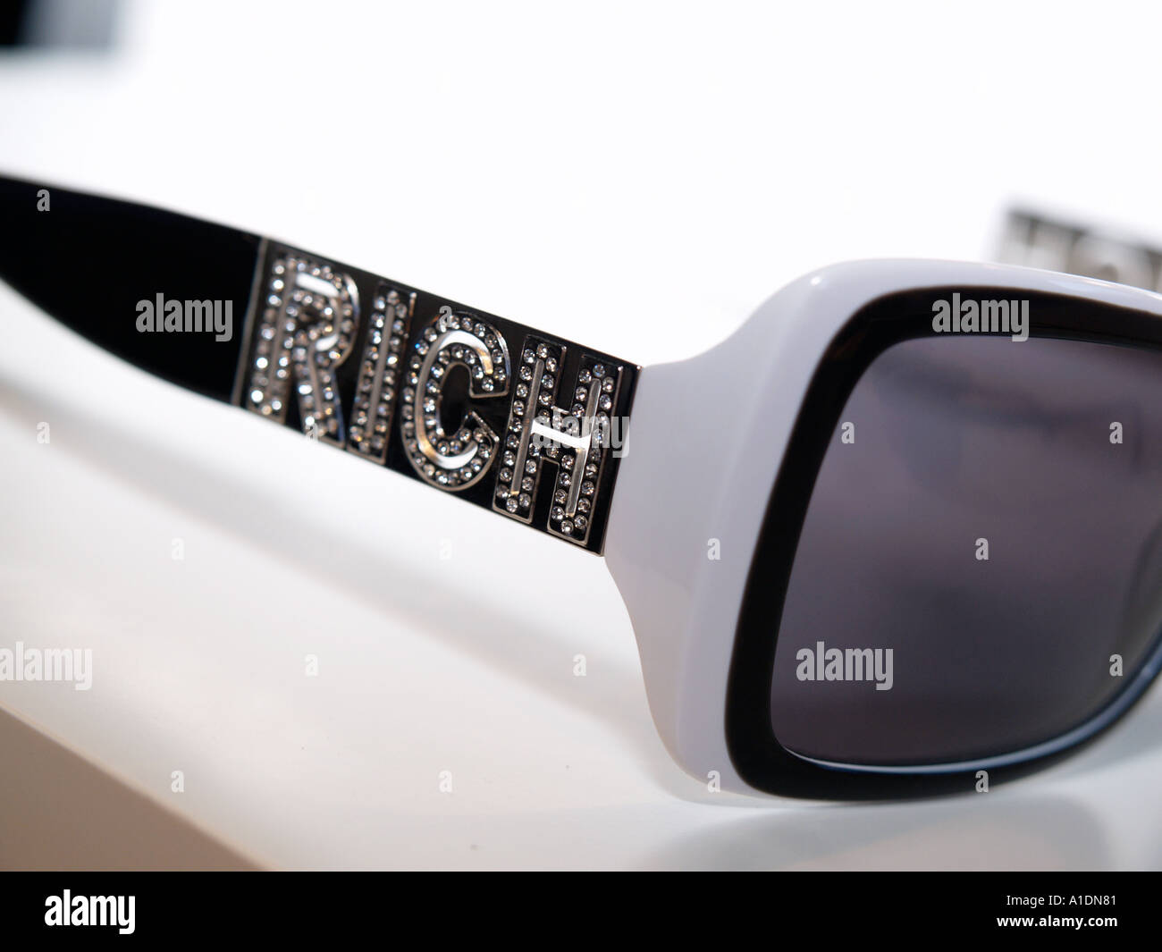 Ricca bling womans occhiali da sole dettaglio da designer John Richmond  Foto stock - Alamy