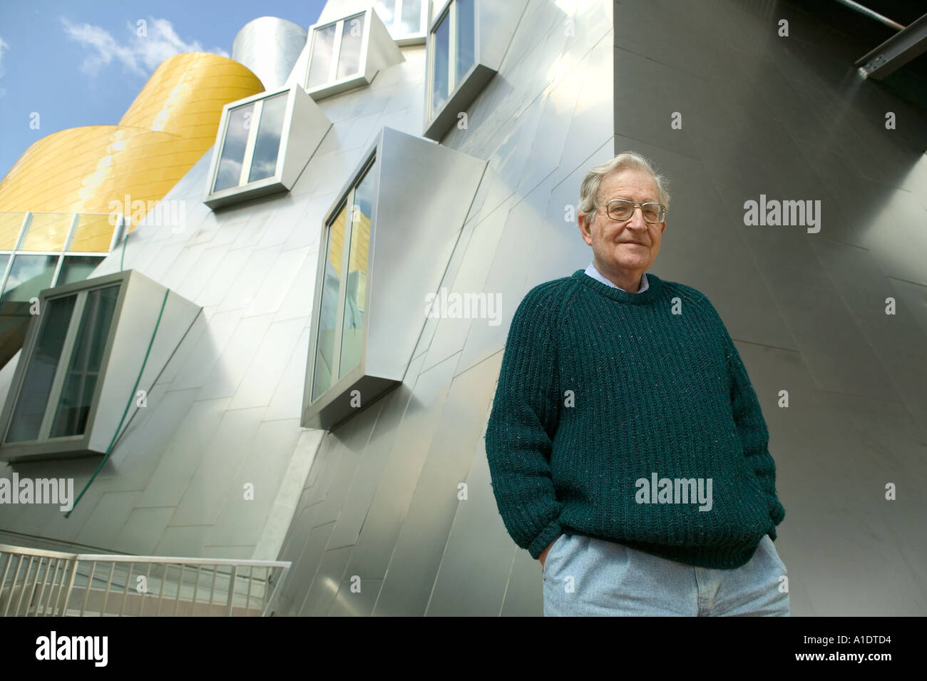 Noam Chomsky professore di linguistica al MIT Massachusetts Institute of Technology stata edificio Foto Stock