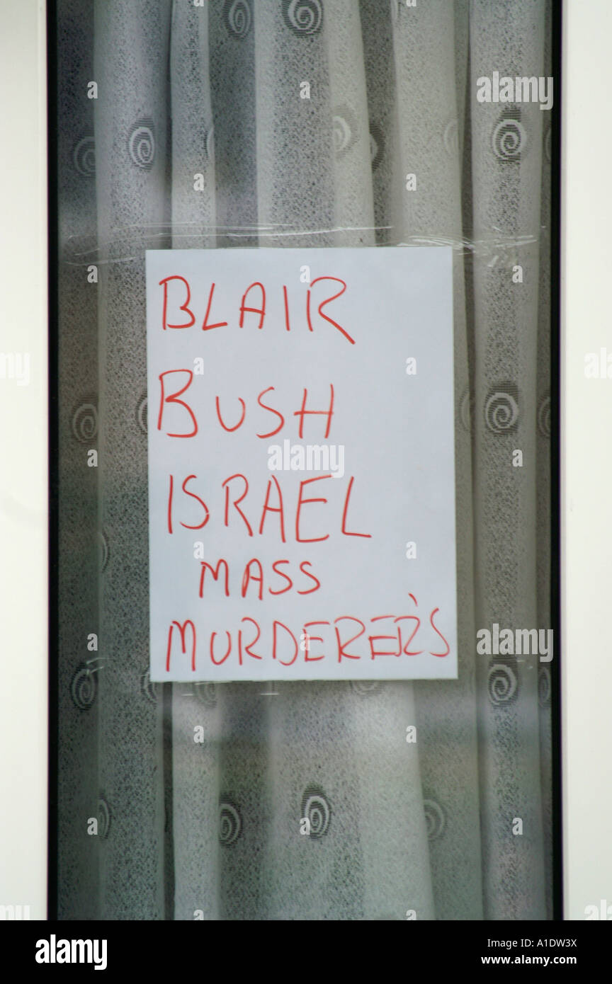 Blair Bush Israele gli assassini di massa segno di protesta nella finestra del british Broadway village, Cotswolds, estate 2006 Foto Stock