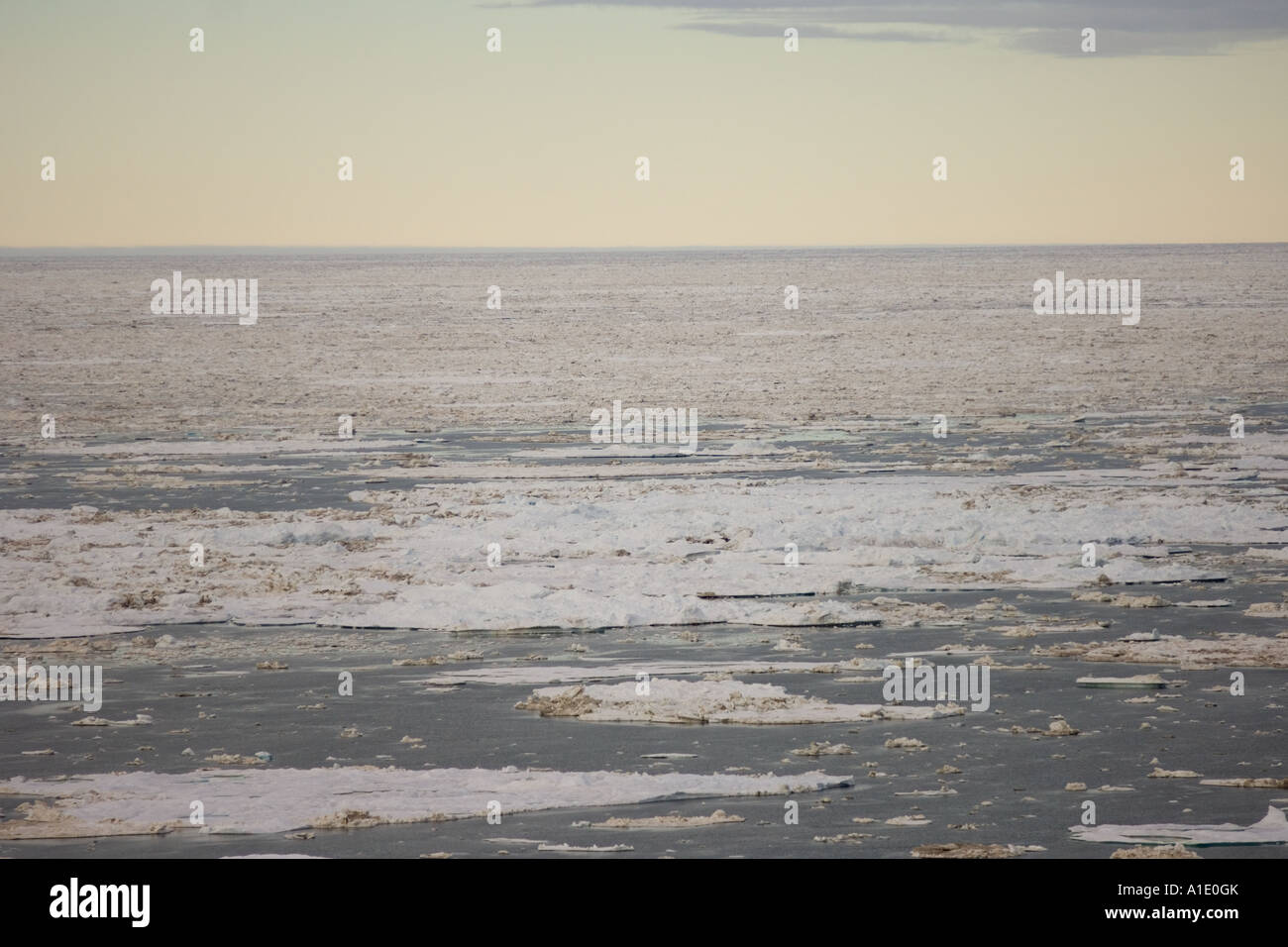 Aereo di ghiaccio multistrato durante la rottura primaverile del Mar Chukchi, costa artica dell'Alaska Foto Stock