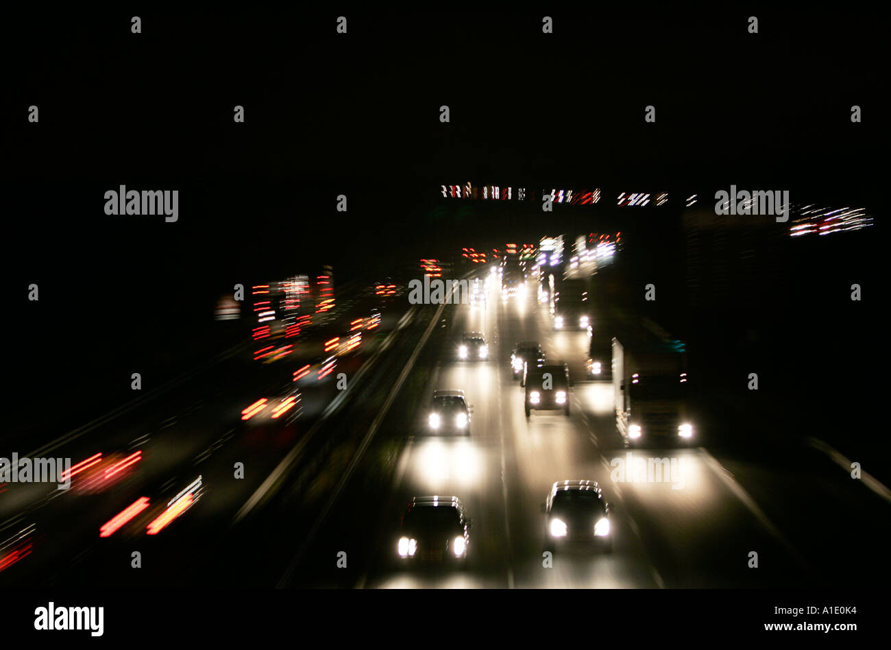 Il traffico su autostrada M25, vicino a South Mimms Hertfordshire, Regno Unito Foto Stock