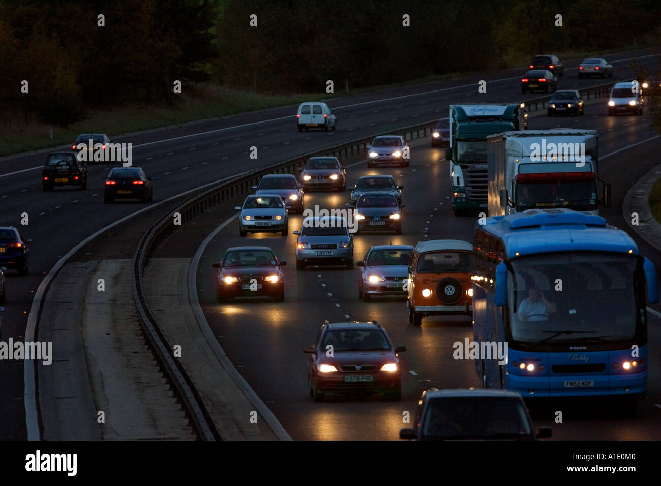 Il traffico su autostrada M11 vicino a Harlow Essex REGNO UNITO Foto Stock