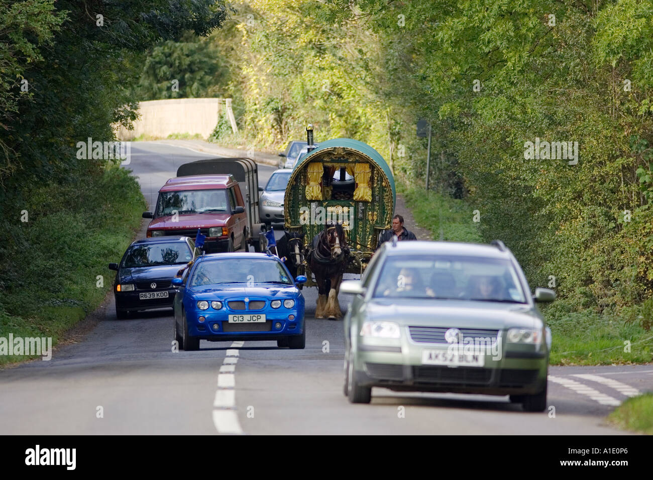Vetture sorpassare shire cavallo gypsy caravan su sentieri di campagna Stow on the Wold Gloucestershire Regno Unito Foto Stock