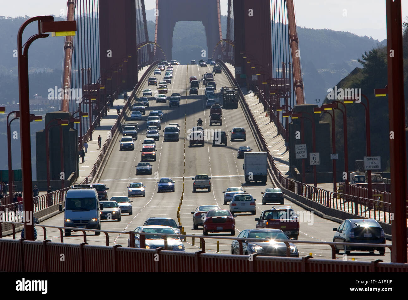 Il traffico sul Golden Gate Bridge di San Francisco in California negli Stati Uniti d'America Foto Stock