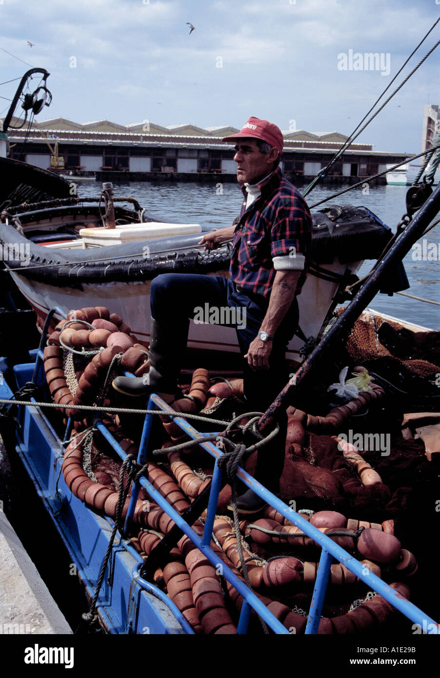 Una mano di coperta a bordo di una nave da pesca legata a quayside in Olhao Algarve Provincia Foto Stock