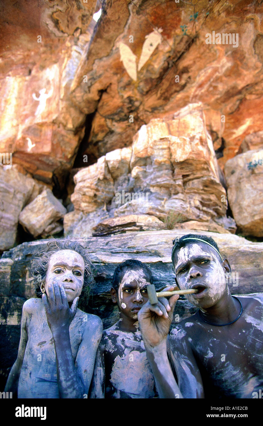 Aborigeni clan Rembargna ragazzi fino di vernice bianca con argilla della tubazione quando si visita un significativo sito sacro Dukuladjarranj Arnhem Land Foto Stock