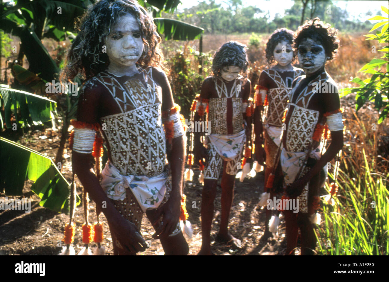 Ragazzi aborigeni in Arnhem Land dipinta con i loro simboli del loro sacro sognare per la loro cerimonia di iniziazione Foto Stock