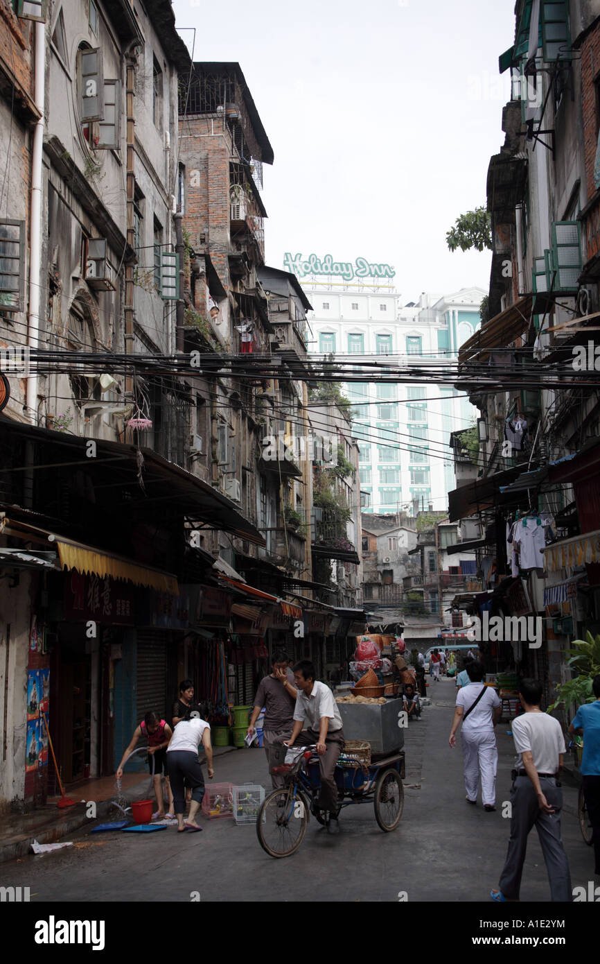 L'Holiday Inn guarda verso il basso su un antico vicolo vicino a Guangzhou s mercato Qingping Cina Foto Stock