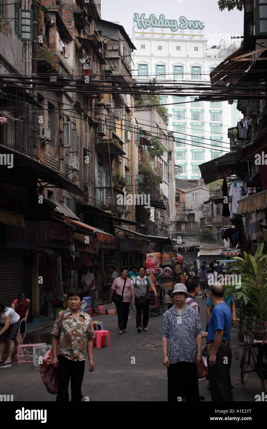 L'Holiday Inn guarda verso il basso su un quartiere Guangzhou vicino al mercato Qingping Guangzhou in Cina Foto Stock