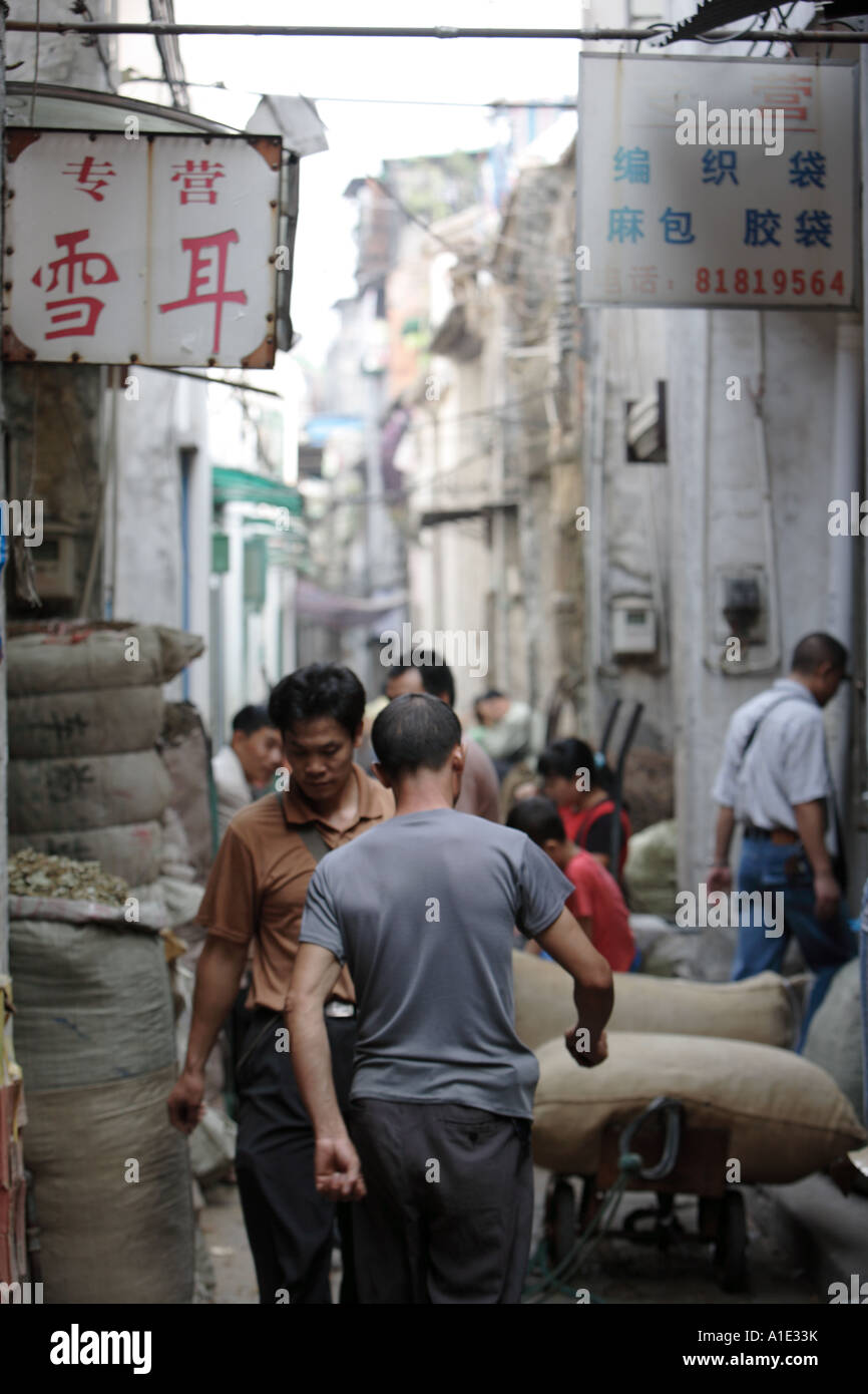 Uno stretto vicolo in Guangzhou vicino mercato Qingping Cina Foto Stock