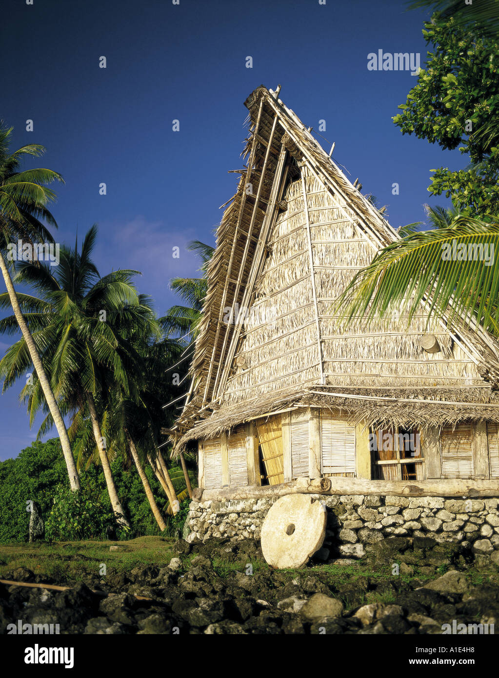 Incontro tradizionale casa di pietra e di denaro sul isola di Yap in Micronesia, Sud Pacifico Foto Stock