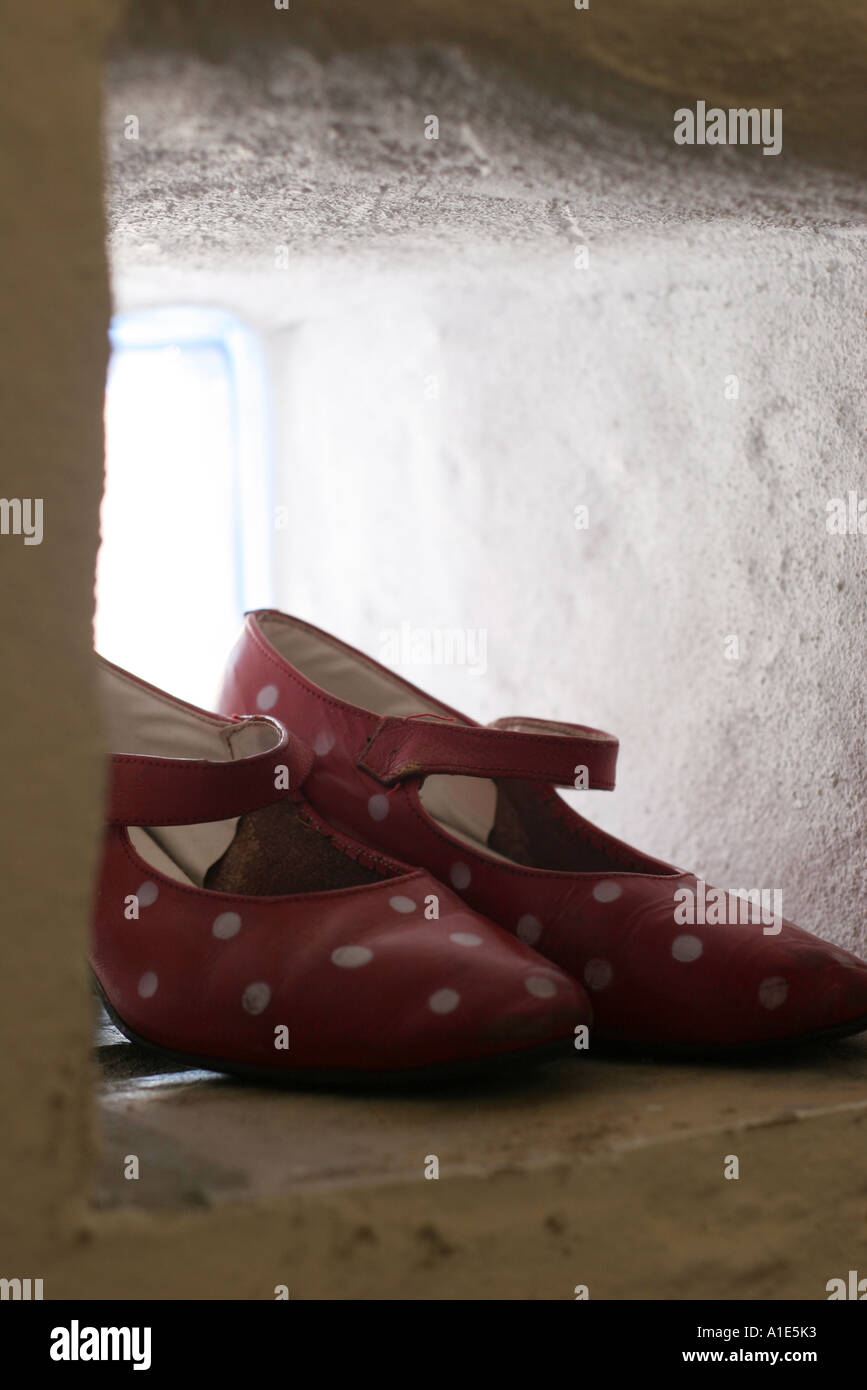 Rosso e bianco spot scarpe di flamenco da una finestra Foto Stock
