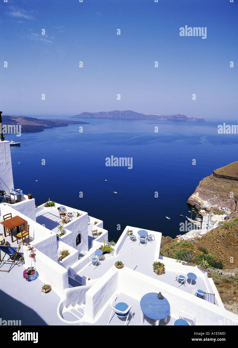 Dipinto di bianco di balcone con vista sul mare a Santorini isola in Grecia Foto Stock
