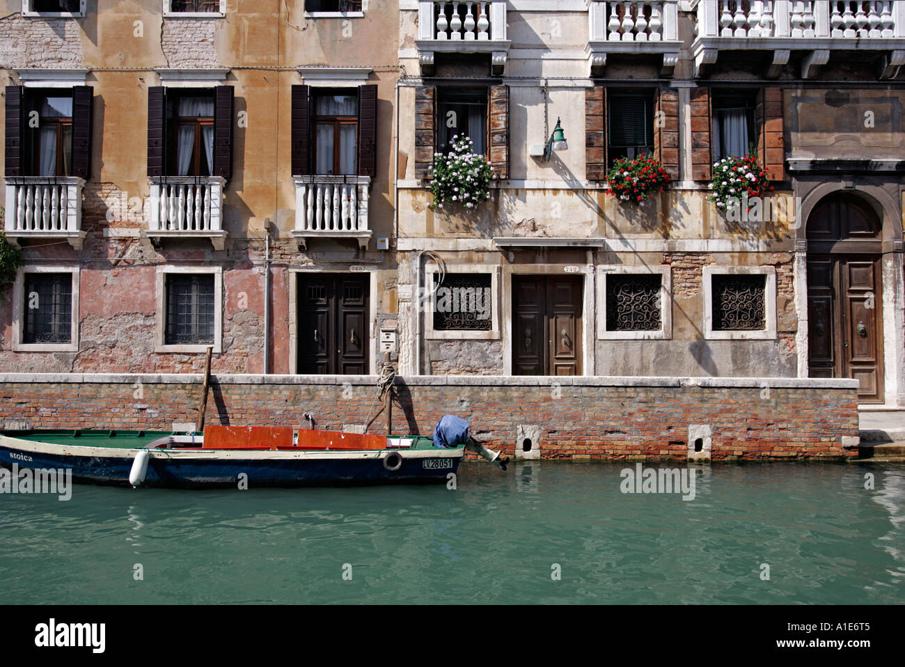 Strada tipica scena,off il Grand Canal, Venezia, Italia Foto Stock