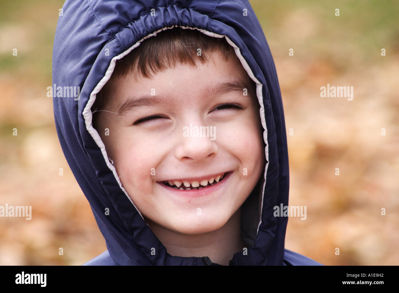 Poco boy nel cofano sorridente Foto Stock