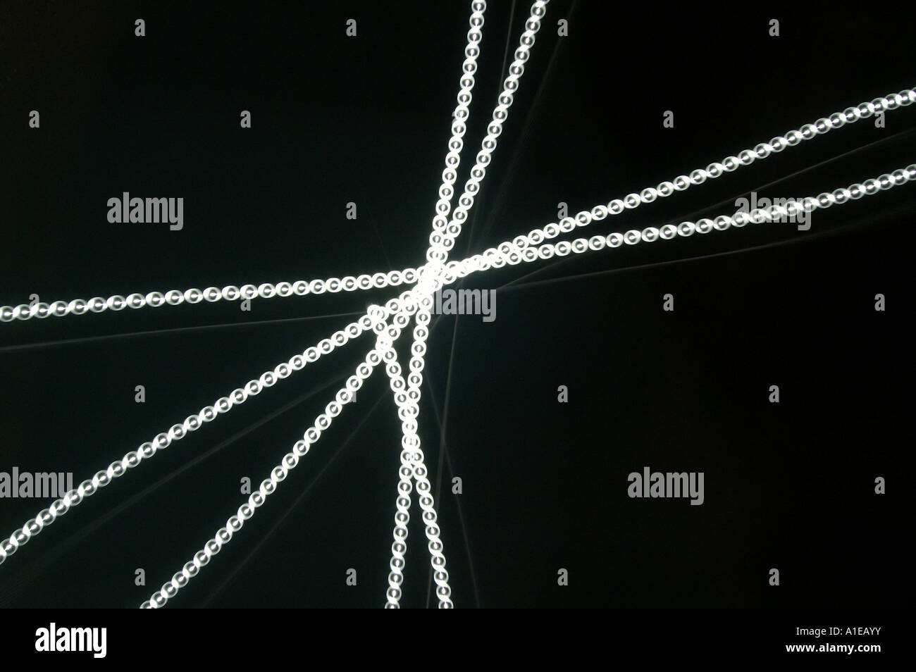 Pacco nero e bianco string - Perle di luce spot in linee curve e spirali in uno spazio nero Foto Stock