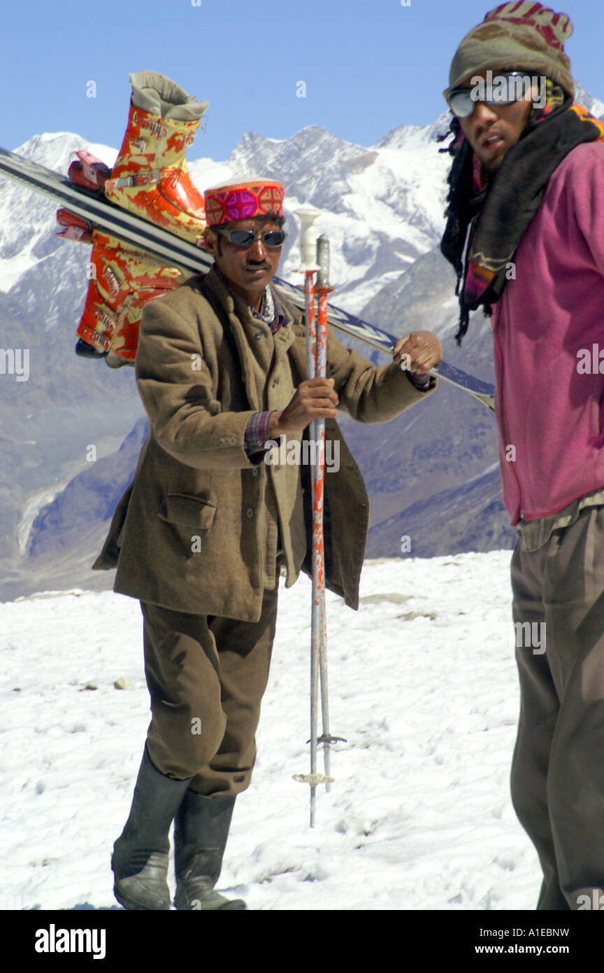 Due etnie indiane locali uomini pronti a sciare sulla neve in Rohtang pass, Indian Himalaya Foto Stock