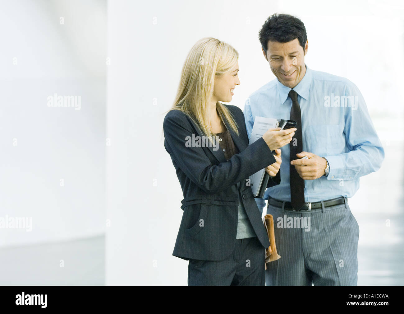 Imprenditrice che mostra imprenditore telefono cellulare Foto Stock