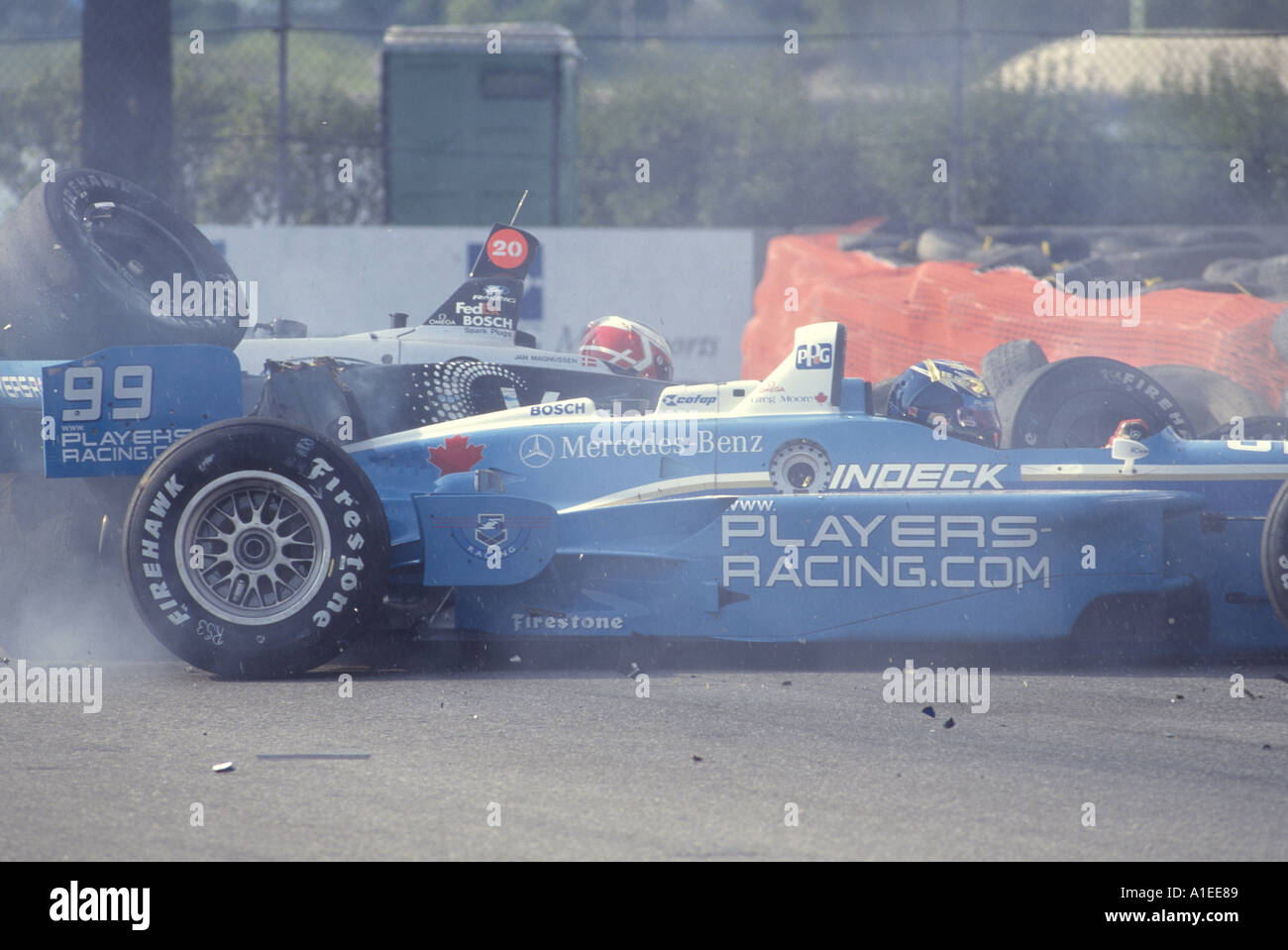 Greg Moore e Jan Magnussen crash al giro 13 durante la pratica per il Detroit Grand Prix 1999 Foto Stock