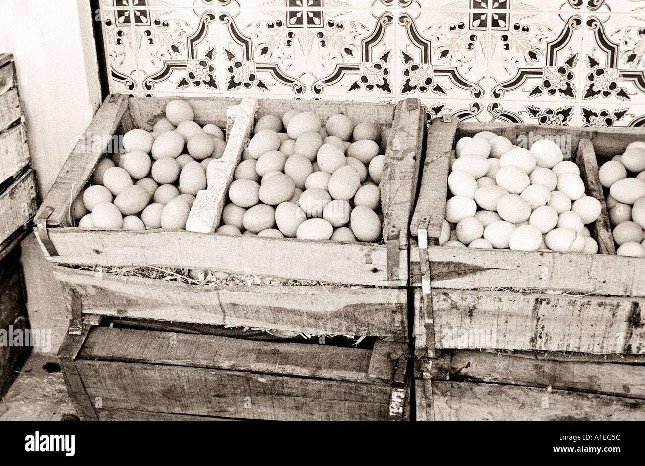 AFRICA MAROCCO Tangeri uova per la vendita in un mercato di strada nella vecchia Tangeri foto in bianco e nero Foto Stock