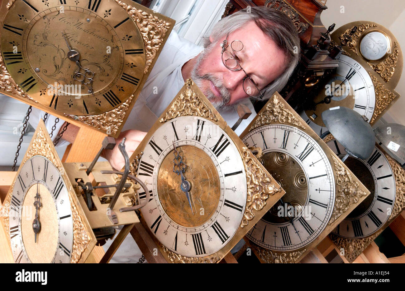 Una matura studente su un antico orologio corso di rinnovamento Foto Stock