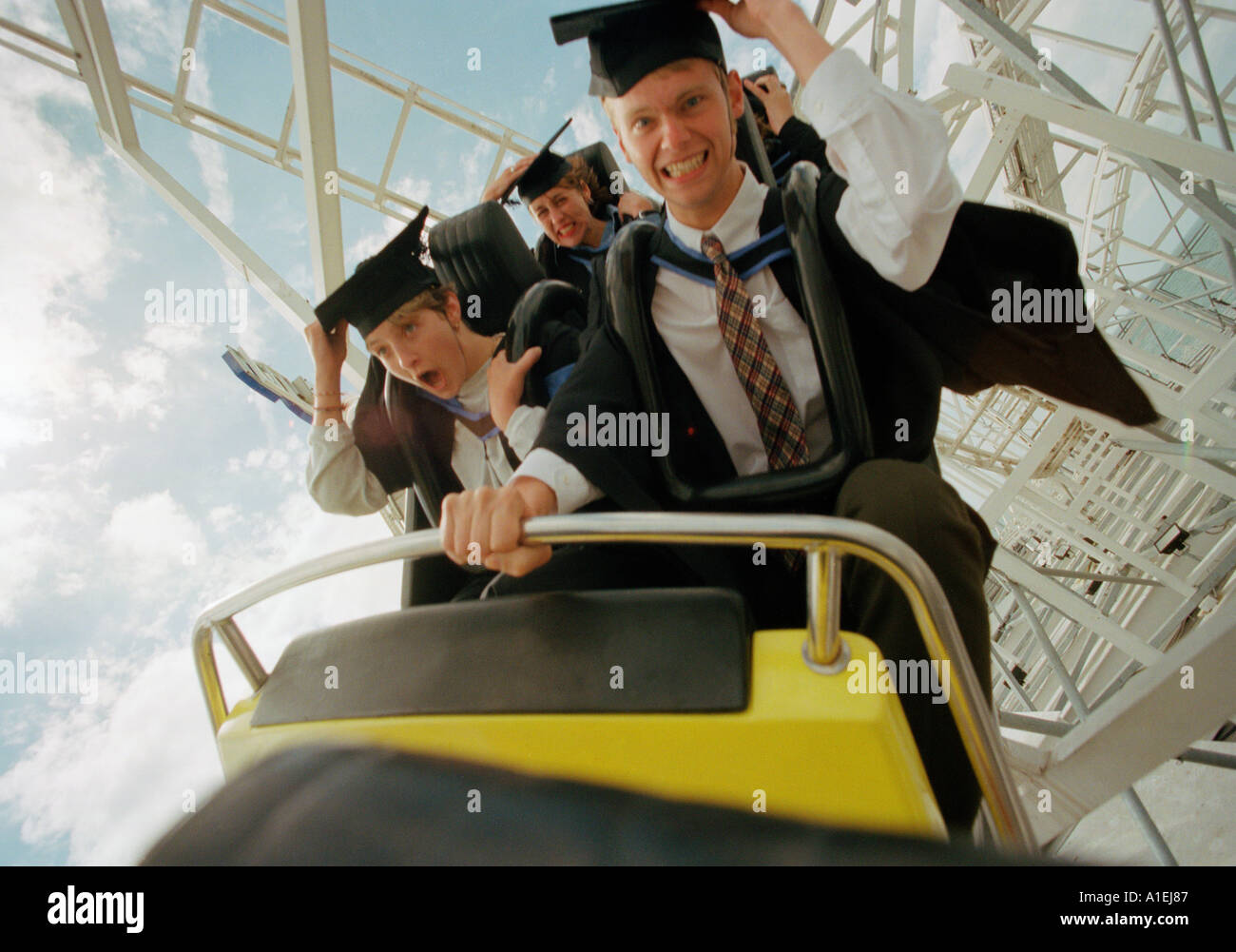 Roller Coaster ride per il maschio e la femmina che celebra gli studenti in capsule e gli abiti Foto Stock