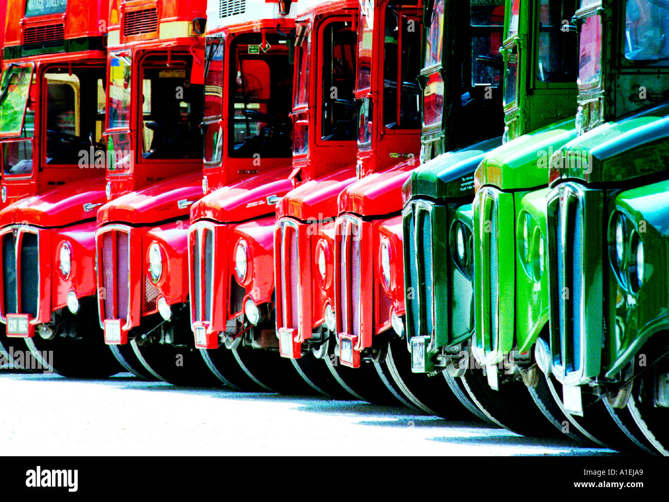 Tutti favorite big bus rosso sulla parata. Un rally di Routemasters in Amberley Museo dei Trasporti, Sussex. Foto Stock