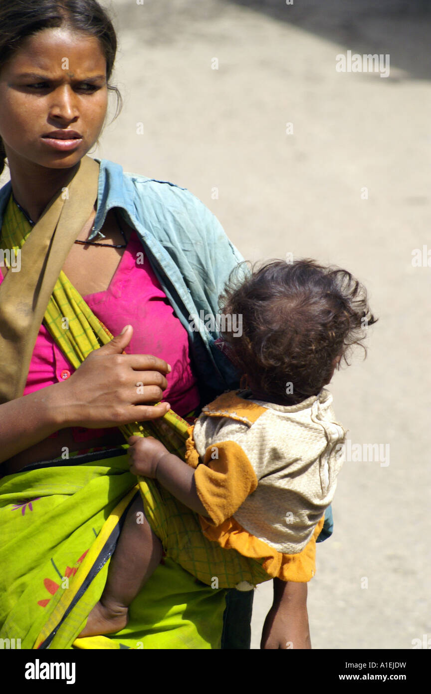 Ritratto di giovane donna mendicante tenendo il suo presunto figlio a strade di McLeod Ganj, India Foto Stock