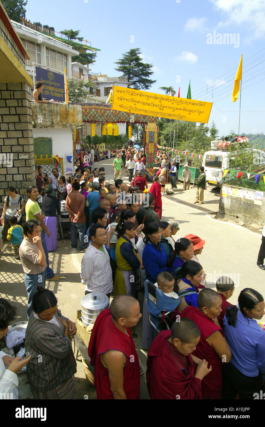 La folla alla porta del monastero Namgyal attesa per l arrivo di Sua Santità il Dalai Lama, McLeod Ganj, India Foto Stock